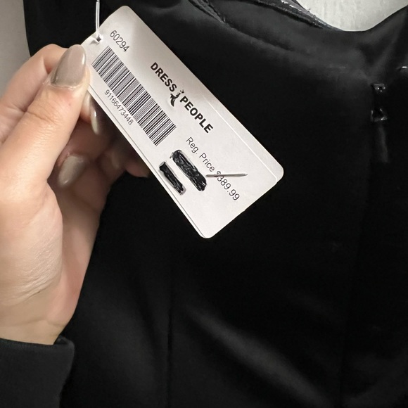 A gown - Picture 3 of 3